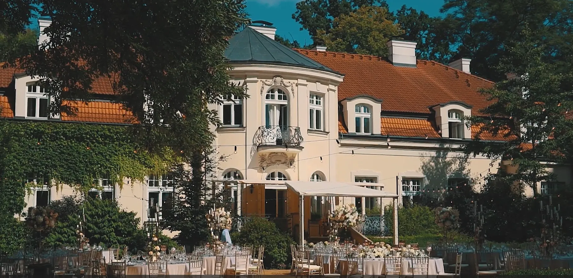 An outdoor wedding reception set up in front of the palace